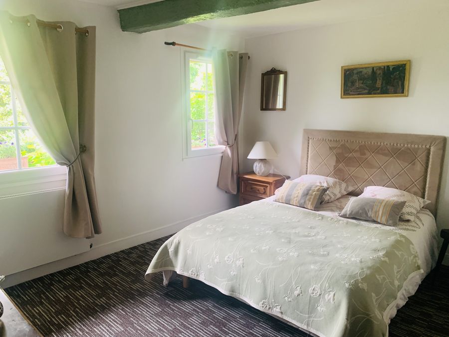 Chambre 1, grand lit double sous les poutres