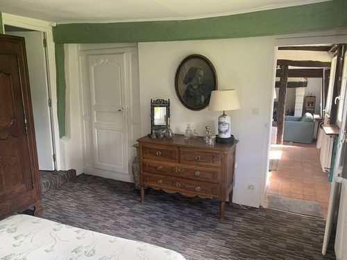 Chambre 1, petit coin salon avec commode ancienne