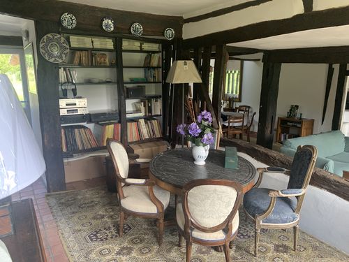 Chambre 1, petit salon avec bibliothèque et table
