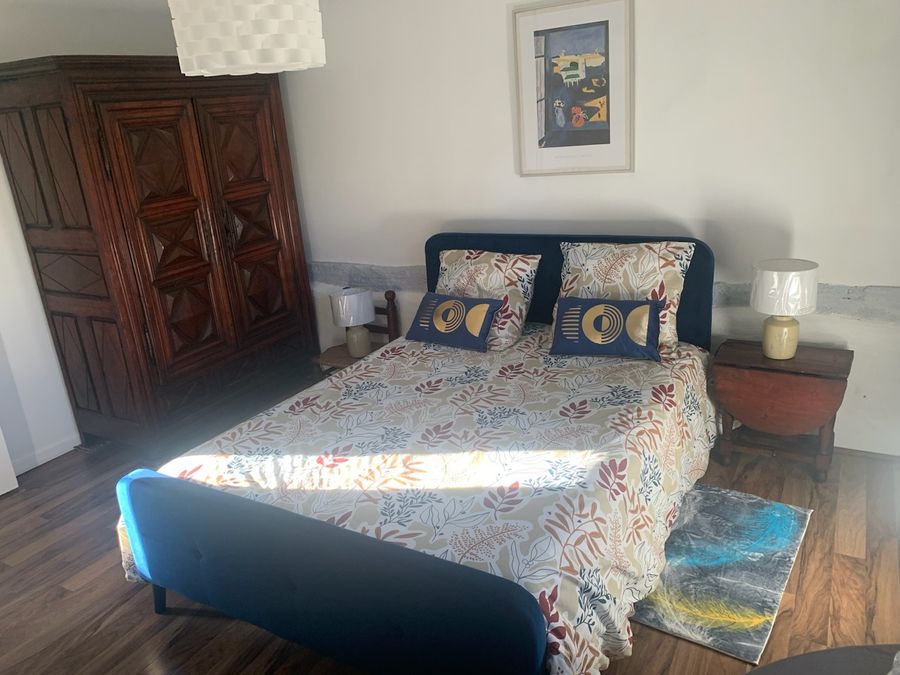 Chambre 2, lit double à tête de lit bleue
