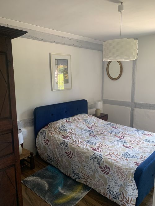 Chambre 2, vue sur le lit et l'armoire ancienne