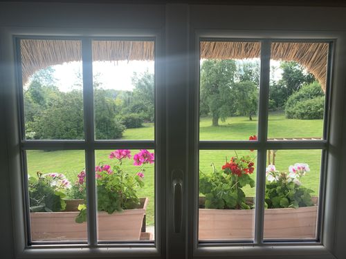 Chambre 3, vue depuis la fenêtre sur le jardin