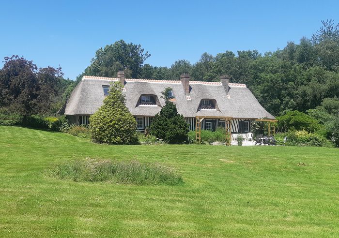 La chaumière vue depuis le grand parc