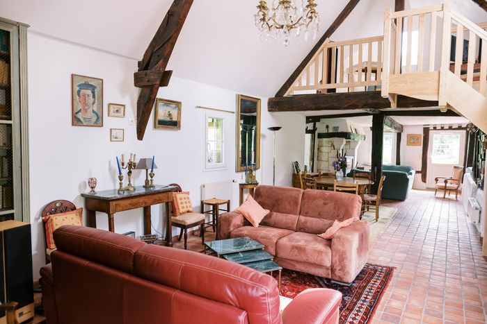 Le séjour-salon de la Maison des Hôtes, mezzanine et cheminée