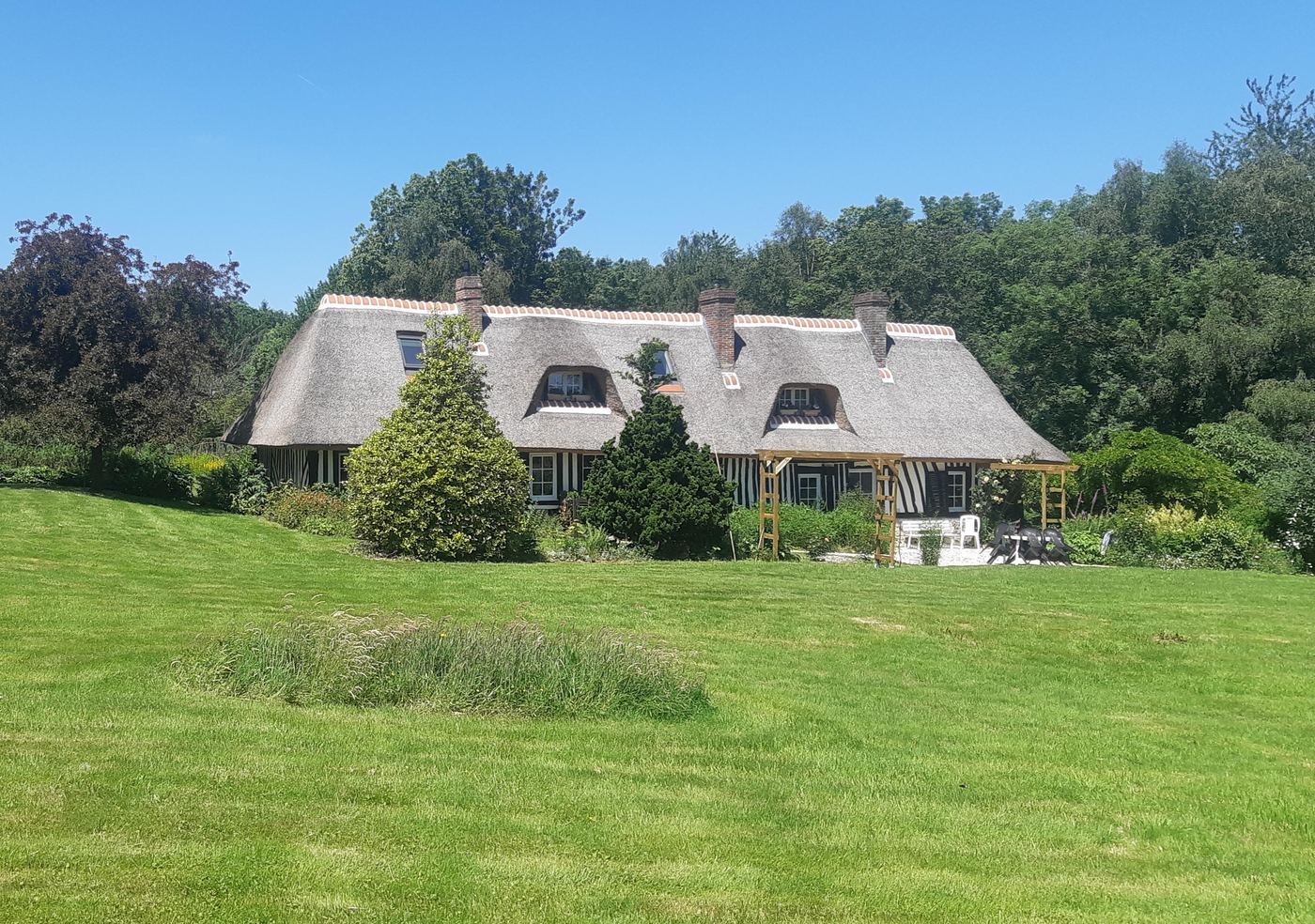 La Maison des Hôtes, chaumière à colombages sous son toit de chaume, Saint-Maclou