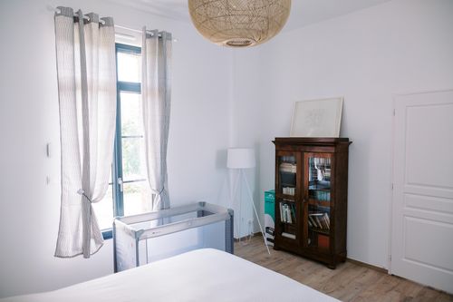 Chambre 1, autre vue avec bibliothèque