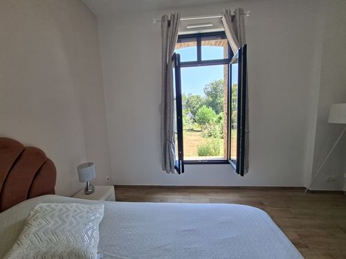Chambre 1, vue sur le jardin depuis la fenêtre