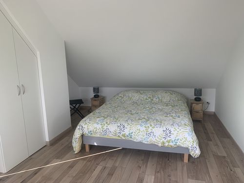 Chambre 2, autre vue avec table de chevet