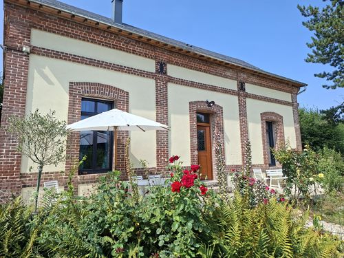 Le gîte, façade extérieure et terrasse fleurie