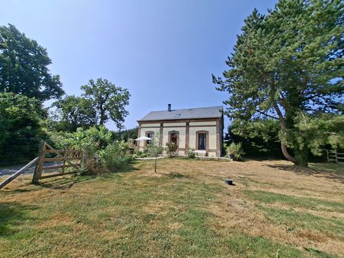 Le gîte, vue d'ensemble depuis le jardin