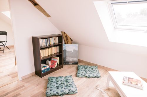 Le gîte, palier aménagé à l'étage, bibliothèque et jeux pour enfants