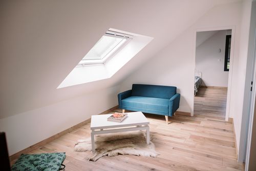 Le gîte, palier aménagé à l'étage, coin salon avec canapé