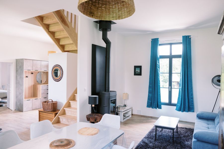Le gîte, séjour-salon avec poêle à bois