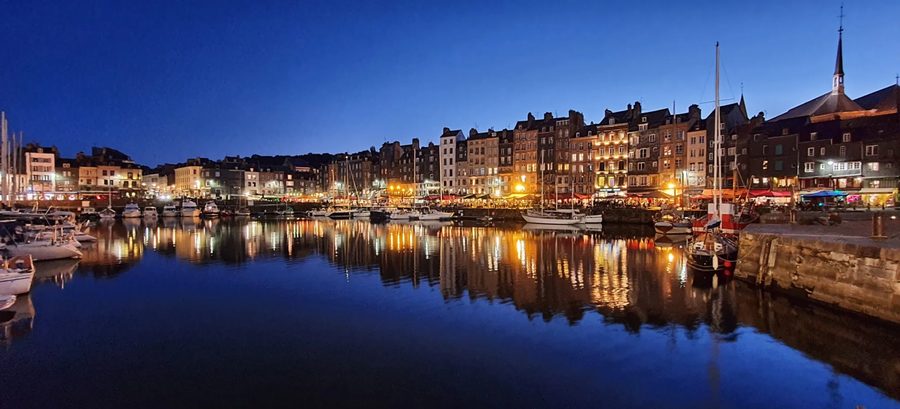 Le Vieux Bassin de Honfleur illuminé, le soir