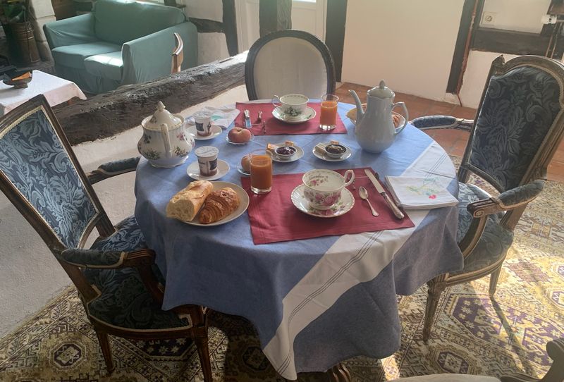 Petit-déjeuner servi dans la Maison des Hôtes, La Chaumière